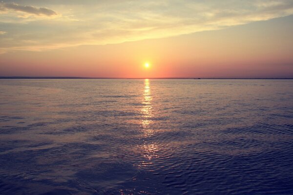 Beau coucher de soleil se reflète dans l eau sombre