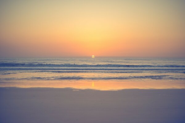 Coucher de soleil sur la mer calme