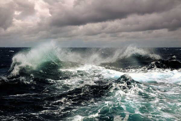 Cielo cupo sopra le onde del mare