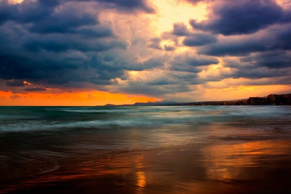 Nubes exuberantes. Reflejo en el agua