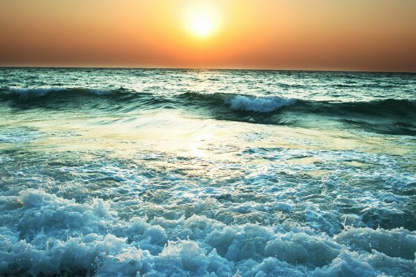 Beau coucher de soleil sur la mer avec une grande vague