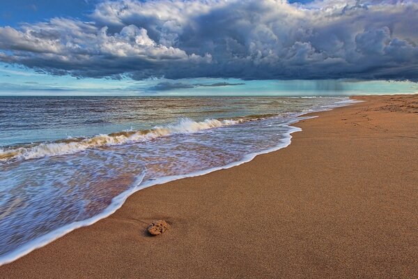 Ondas no mar, areia, belas nuvens