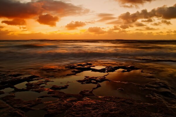 Wie schön es ist, die Morgendämmerung am Meer zu sehen