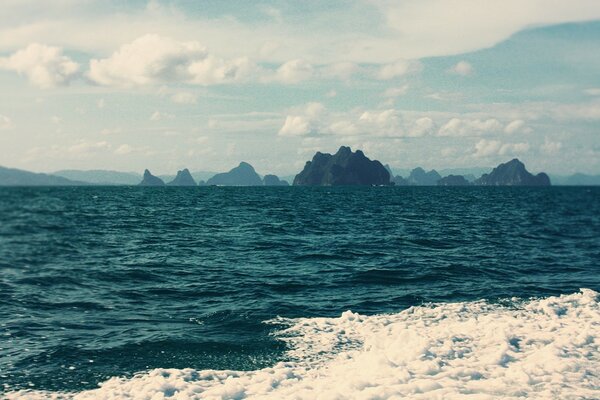 Islas en el mar azul profundo