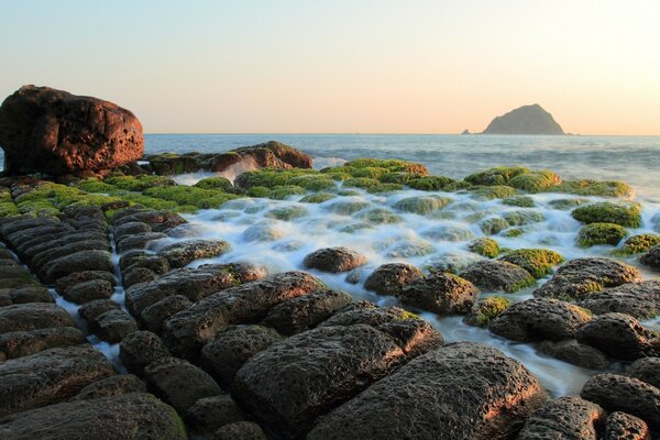 Кам янистий морський берег на світанку