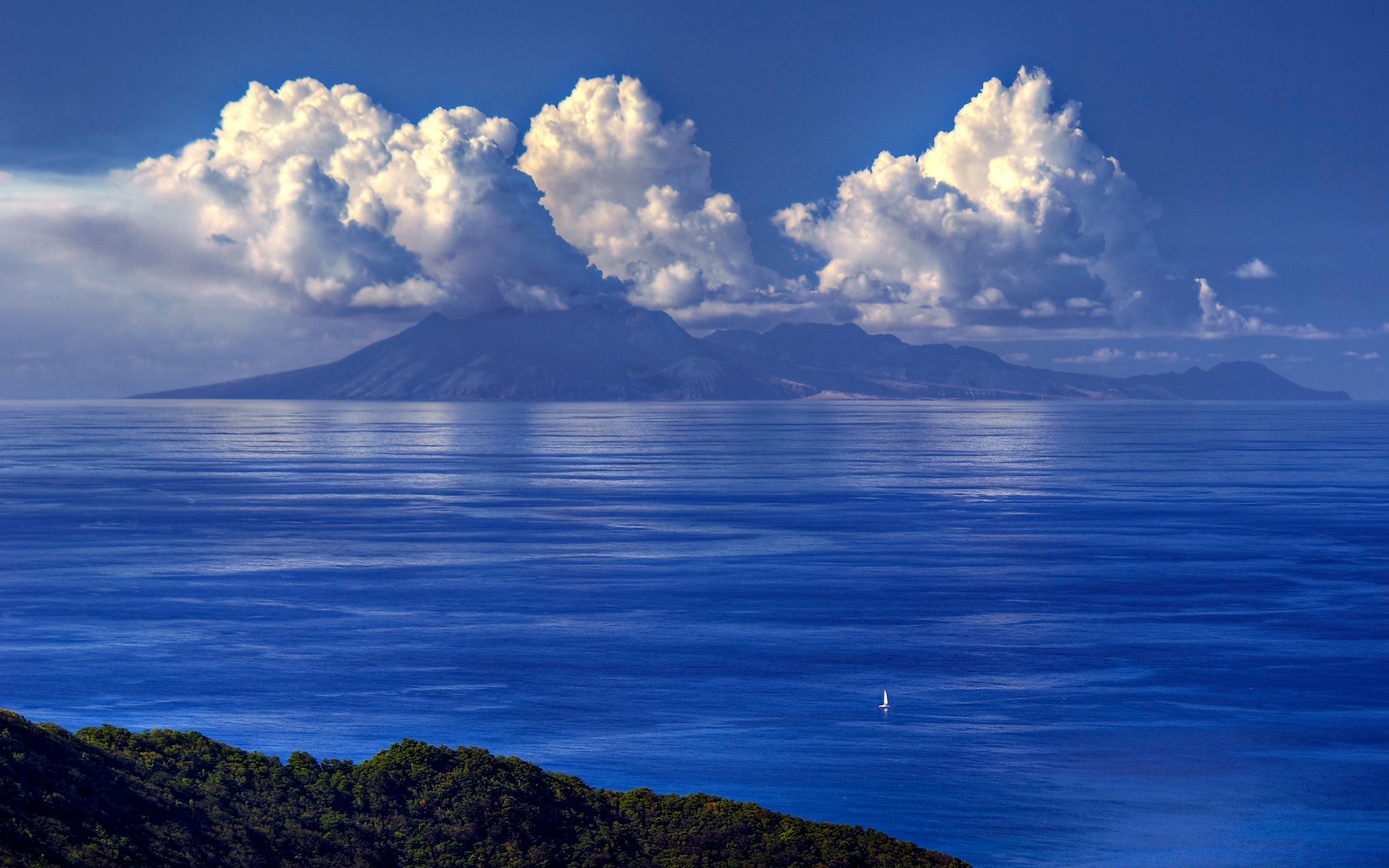 海洋和海洋 水 天空 自然 景观 户外 旅游 海 日落 夏天 山 日光 海滩 太阳 好天气