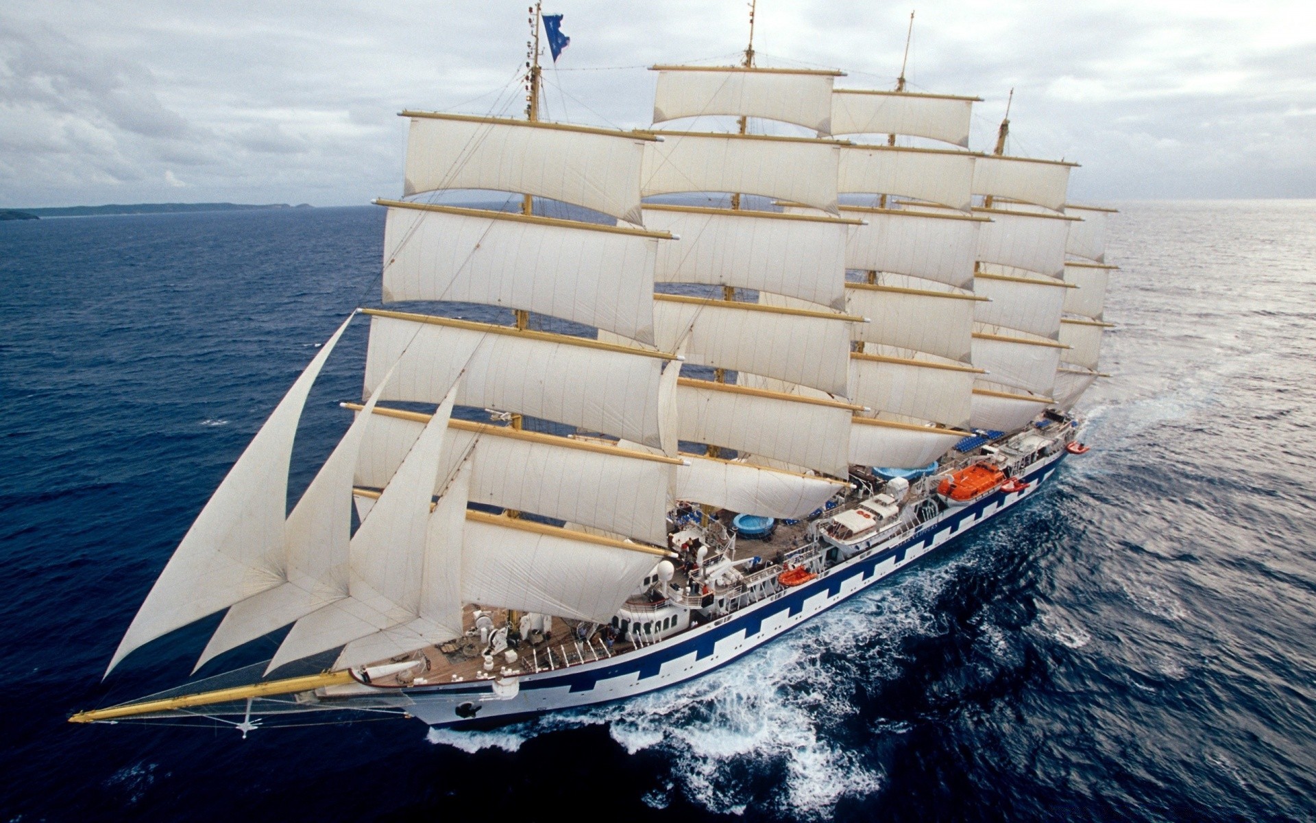 mar e oceano embarcação navio veleiro água sistema de transporte mar barco vela viagens oceano iate carro marinho porto céu lazer fuzileiro naval esportes aquáticos