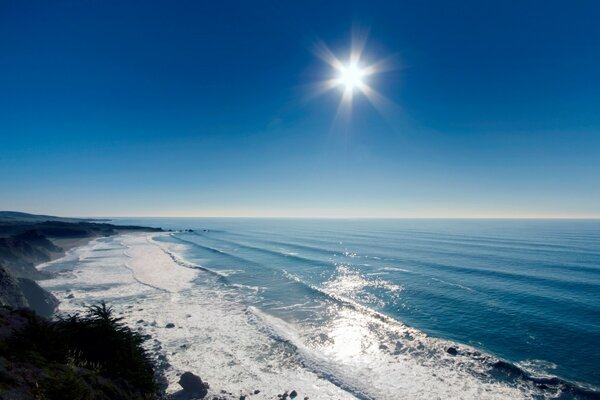 Klarer blauer Himmel über dem Meer