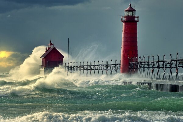 Roter Leuchtturm im Meer mit Wellen