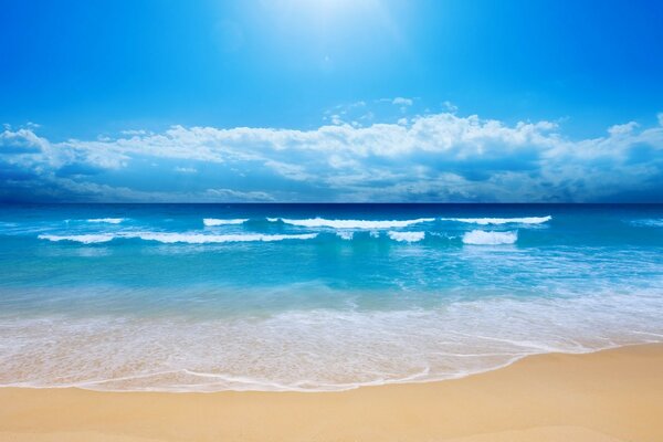 Plage de sable baignée par les vagues de Bérurier de l océan