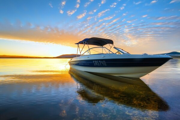 Yacht bei Sonnenuntergang im Meer festgemacht