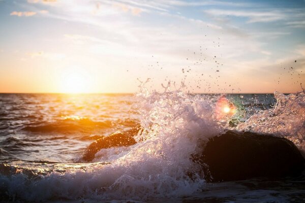 Les vagues du soir battent les pierres