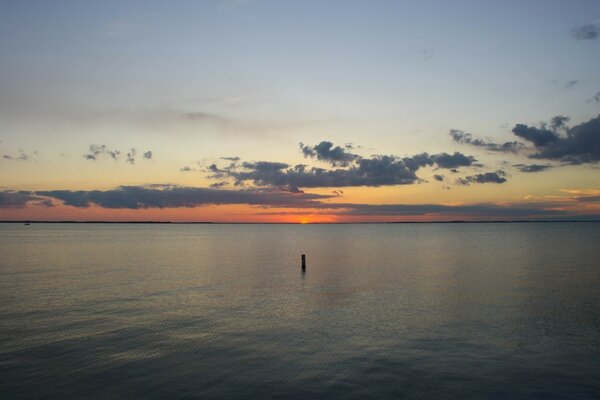 Amanhecer no mar tranquilo