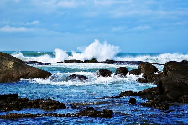 Vagues de la mer se brisant sur les rochers