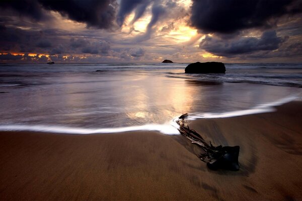 Playa de arena del océano y nubes espesantes