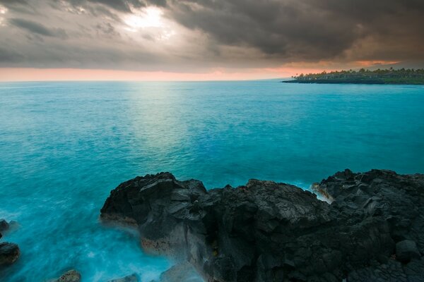 Sonnenuntergang am blauen Meer