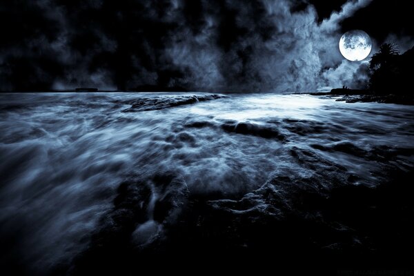 Мрачный пейзаж. Луна освещает реку