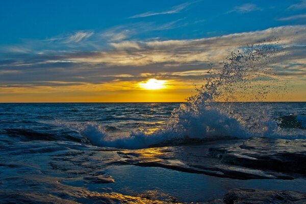 Bleu vague Splash et jaune lumière du soleil