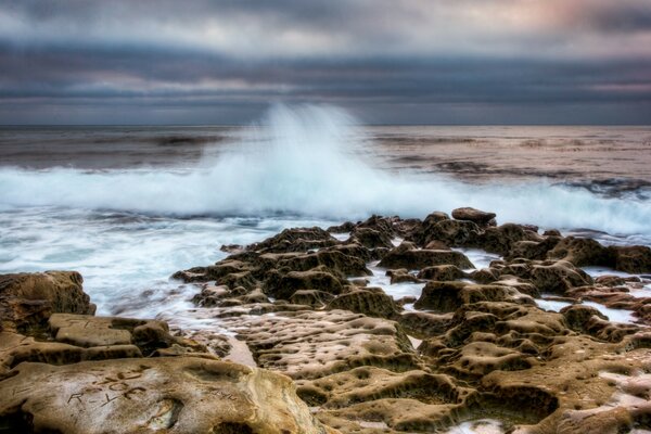 Vague sur la plage rocheuse de l océan