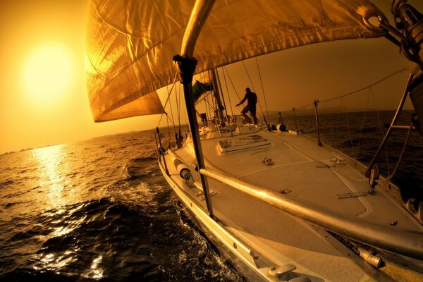 Boot bei Sonnenuntergang am ruhigen Meer