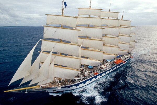 Velas blancas como la nieve del barco en alta mar