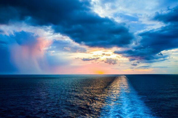 El fascinante cielo azul sobre el mar