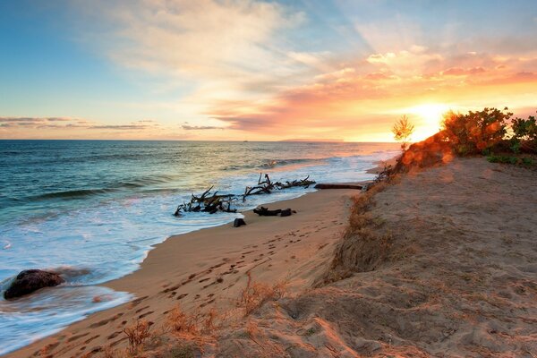 Bellissimo tramonto sulla spiaggia dell oceano