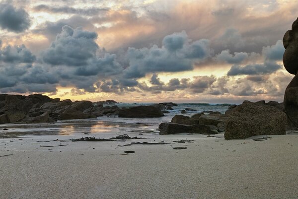 Belo pôr do sol à beira-mar