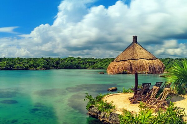 Océano azul y playa dorada. Relax