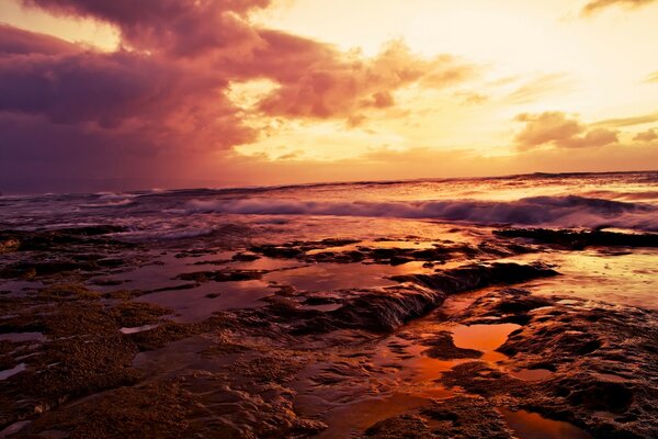 Puesta de sol sombría en el fondo del mar