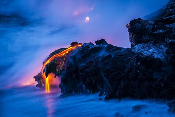 Isla de piedra en una bruma en el océano