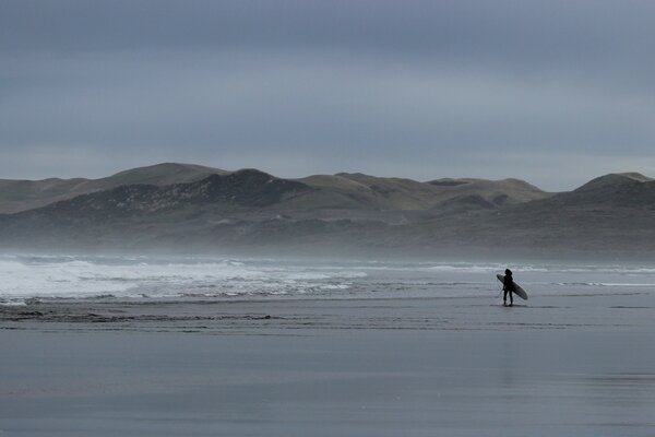 La mer s effondre sur la plage