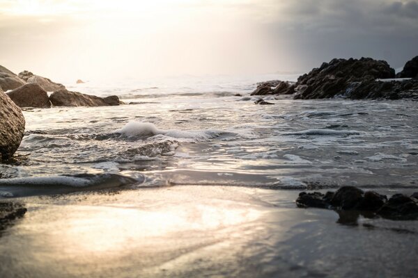 Vagues de la mer qui font rage au coucher du soleil