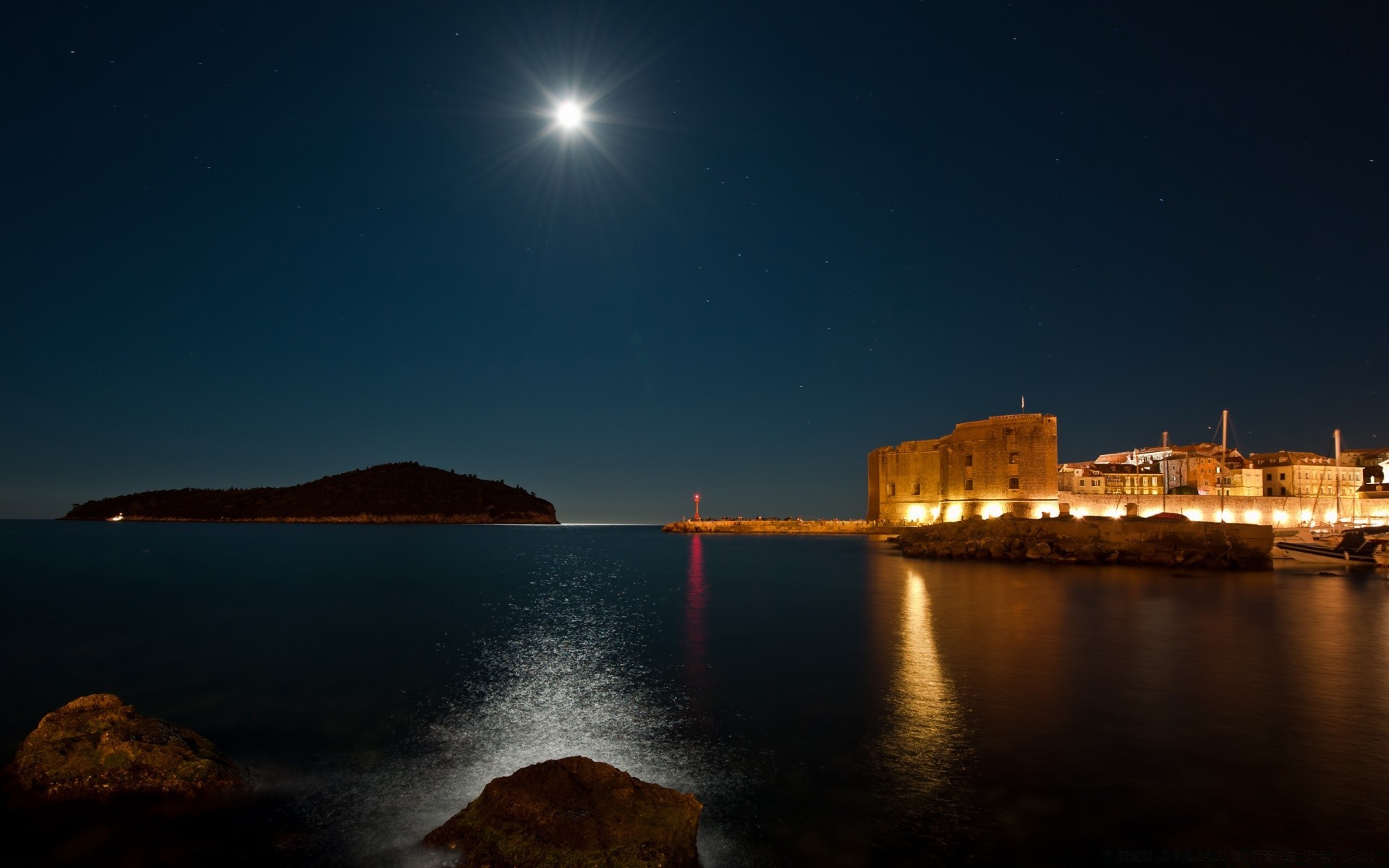 mer et océan eau coucher de soleil lune soir voyage crépuscule aube architecture mer ciel extérieur lumière mer plage ville voiture