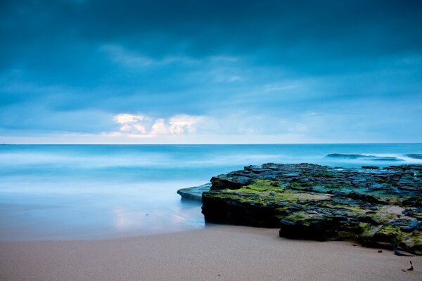 Plage sableuse. Ciel bleu