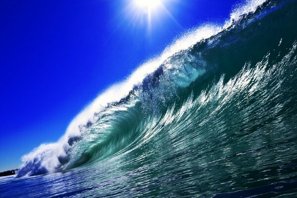 L onda copre l acqua con acqua