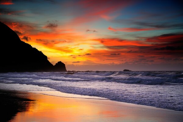 Immagine della marea dell oceano sullo sfondo del tramonto