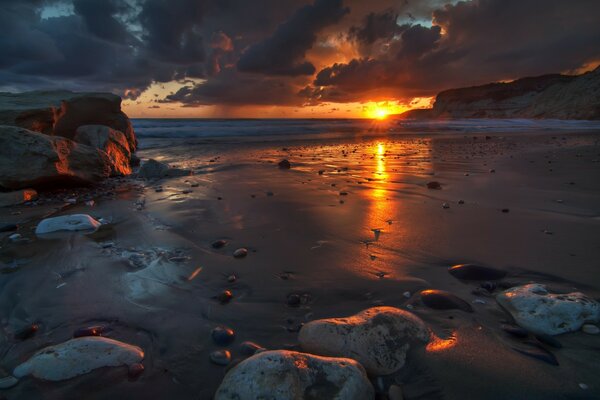 Paysage. Coucher du soleil. Côte de l océan