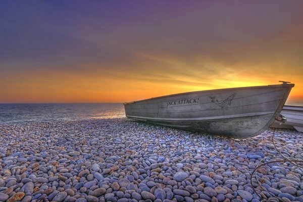 Bateau sur une plage rocheuse