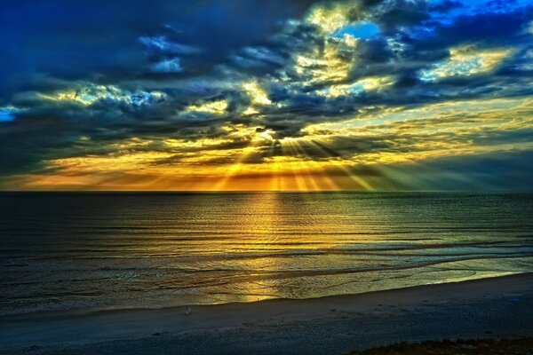 Il sole splendente sopra l oceano calmo