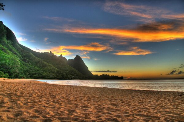 Foto de la playa paradisíaca en el fondo del amanecer