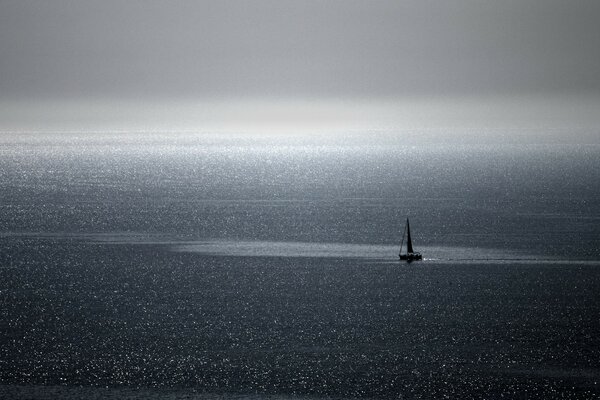 Un marinero solitario y valiente