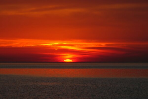 Roter Sonnenuntergang auf dem Hintergrund des Meeres