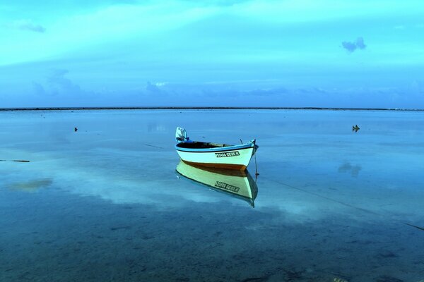 Motorboot am Meer