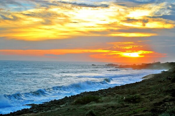 Hermosa foto de una puesta de sol sobre el mar