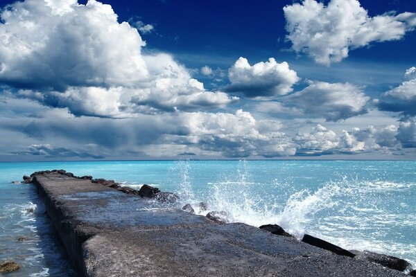 Jetée vagues océan ciel nuages