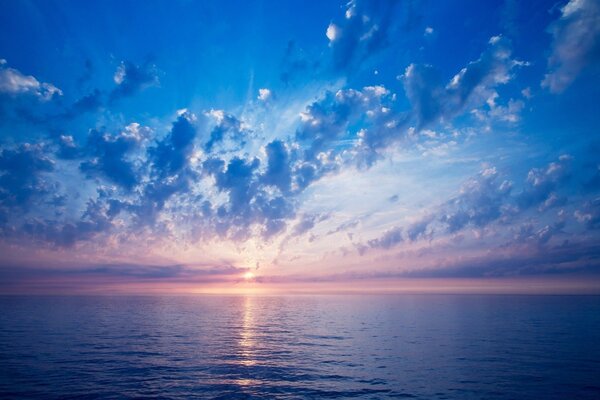 Coucher de soleil sur la mer avec des nuages