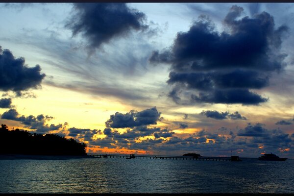 Lindo pôr do sol na mesa