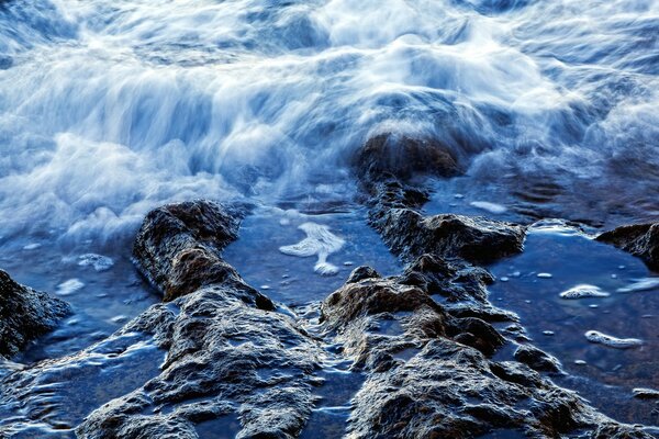 Das Wasser des Ozeans wäscht die Ufer