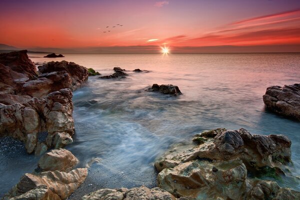 Puesta de sol sobre las aguas del océano